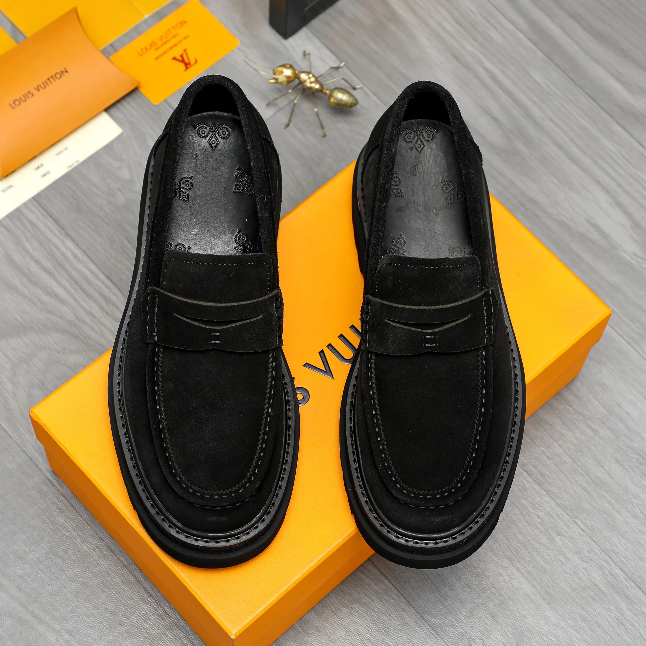 Men's shoes 💰620 Product trademark: LV "Louis Vuitton" business casual slip-on leather shoes Regular size: 37-46 Product material: Selected high-quality frosted cowhide upper, pigskin lining, rubber outsole
